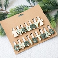 Molle natalizie in legno con angeli e lettere Merry Christmas su ramo di pino - Verde