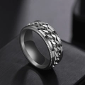 Macro shot of silver titanium steel spinning ring with cuban chain texture detail - US 10 / Steel