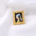 Détail de la broche baroque en métal doré avec La Jeune Fille à la perle sur soie - La Jeune Fille à la Perle - Rectangle