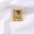 Détail d'une broche vintage dorée avec peinture à l'huile sur tissu blanc plissé - Nature morte aux fleurs Peinture à l'huile - Rectangle