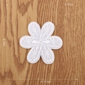 Weißer Blumen-Spitzen-Stickereiaufnäher für Kleidung, Größe 4,7 cm x 4,8 cm - Kleine Blume mit sechs Blütenblättern (4.7x4.8cm)