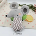 Detail eines 14cm Plüsch-Maus-Spielzeugs in Grau mit weißen Wellenmustern - Große Maus mit Brosche