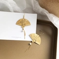 Pendientes vintage de abanico chino con relieve de grulla, borlas doradas y perlas - Estilo de Abanico