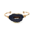Goldenes Armband mit großem blauem Druzy-Naturstein und feiner Drahtwicklung - Dunkelblau