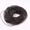 Detail van een rol donkerbruin mat rond echt lederen koord van 2mm voor DIY-sieraden - 2mm / 2 Meter / Donker Koffie