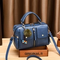 Borsa a mano blu scuro in pelle PU con trama litchi, pompon verde e ciondolo di perline - Blu