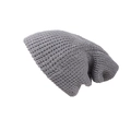 Detailopname van grijze grofgebreide muts met dikke textuur en warm wintermateriaal - Grijs