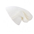 Nahaufnahme der weichen Textur und der feinen Strickmuster der weißen Beanie-Mütze - Weiß