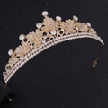 Vista laterale di una corona da sposa dorata con strass bianchi su sfondo stellato - Oro KC Strass Bianco