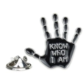 Schwarze Emaille Hand-Brosche mit 'KNOW WHO I AM' Aufschrift und Metall-Schmetterlingsverschluss - Schwarze Texthandfläche
