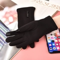Schwarze Thermo-Strickhandschuhe für Damen mit Zierknöpfen und Touchscreen-Funktion - Schwarz mit vier Knöpfen