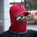 Rote Strick Sturmhaube für Herren mit warmem grauem Fleecefutter und integriertem Schirm - Vertikaler Streifen mit Krempe / Rot