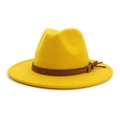 Detailansicht gelber Wollfilzhut mit braunem Lederband und goldener Gürtelschnalle - Verstellbar / Gelb