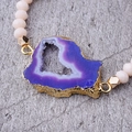 Beaded bracelet with purple druzy agate slice and gold plated edges on beige beads - Purple Geode/Beige Beads