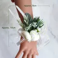Corsage da polso per matrimonio con rosa bianca, foglie verdi e nastro dorato per damigelle - Corsage da polso