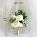 Boutonniere di nozze con rosa bianca, foglie e nastro, dimensioni 15cm x 9cm - Corsage