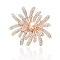 Elegante spilla a fiore in oro rosa con perla rosa e zirconi su sfondo bianco - Ortensia