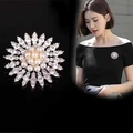 Spilla a fiore in argento con grappolo di perle bianche e strass scintillanti - Dea del sole