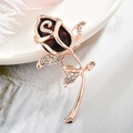 Elegante spilla a fiore in oro rosa con cristallo rosso scuro e piccoli diamanti lucidi - Fiore di rosa viola