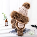 Gorro de invierno de punto beige con pompones de piel sintética marrón y orejeras - M (56-58cm) / Sombrero Mongol Beige