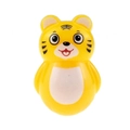 Gros plan détaillé d'un jouet culbuto tigre en plastique jaune au design cartoon mignon - Style Petit Tigre
