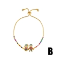 Détail du bracelet en chaîne dorée avec breloques enfants en zircon coloré et fermoir ajustable - Style b78-B (Garçon et Fille)