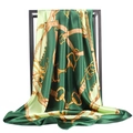 Foulard di seta 90x90cm verde con stampa a catena dorata e finimenti esposto su supporto - Verde