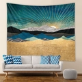 Dettaglio di arazzo di montagna con sole astratto sopra un divano grigio moderno - 73X95CM (Tessuto spazzolato) / Grande sole dorato e montagne blu profondo (GT103022) / GT103022
