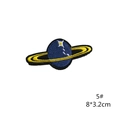 Dettaglio della toppa ricamata pianeta Saturno con fili blu e dettagli dell'anello giallo - 5# Toppa Pianeta