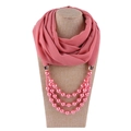Detail eines rosa Chiffon-Schal-Halskette mit Perlen auf einer beigen Schaufensterpuppe - Dunkelrosa