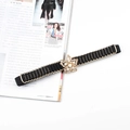 Dettaglio della fibbia a stella con perle e strass sulla cintura elastica nera - Fibbia a Cinque Stelle in Perla e Strass (Oro)