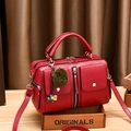 Borsa a mano alla moda in pelle PU rossa da donna con tasche e ciondoli colorati - Rosso