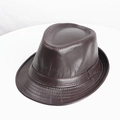 Dettaglio di un fedora in pelle PU marrone scuro con cuciture rosse a contrasto sul bordo - Taglia unica / PU Caffè