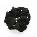 Dettaglio di un elastico per capelli in raso nero con perle bianche su sfondo bianco - Nero
