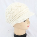 Dettaglio della trama del cappello di maglia beige con visiera su un manichino - Taglia unica / Stile Doppia Freccia / Bianco