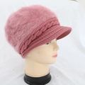 Dettaglio del berretto in maglia rosa con pelliccia di peluche e trama a treccia intrecciata - Taglia unica / Catena Ritorta / Malva
