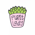 Cartoon Sukkulenten Emaille Pin mit Plant Lady Schriftzug auf weißem Hintergrund - Rosa Topf Sukkulente