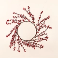Couronne de Noël avec des baies rouges vives et des branches brunes sur fond chaud - Style C