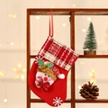 Calza natalizia rossa con babbo natale e polsino a quadri come decorazione festiva - Pupazzo di neve