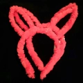 Gros plan d'un serre-tête oreilles de lapin en peluche rose avec lumières LED - Serre-tête Oreilles de Lapin en Peluche Rouge