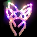 Leuchtende Plüsch-Fuchsmaske mit LED-Lichtern in Rosa und Grün auf dunklem Grund - Rosa Band Mehrfarbige LED Plüsch Hasenohren