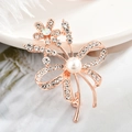 Elegante spilla a fiore in oro rosa con diamanti scintillanti e perla bianca centrale - Nastro a farfalla