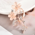 Spilla a fiore con occhio di gatto rosa, finitura in oro rosa e strass lucidi - Petalo occhio di gatto