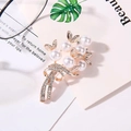 Elegante spilla bouquet dorata con perle bianche e cristalli scintillanti su fiocco - Albero della saggezza