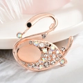 Elegante spilla a cigno in oro rosa con pietra occhio di gatto rosa e cristalli lucenti - Cigno caloroso
