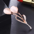 Spilla a tulipano in oro rosa con pietra occhio di gatto rosa e cristalli lucenti - Tulipano Occhio di Gatto