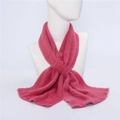 Suave bufanda de felpa rosa en maniquí con un diseño de flecos cálido y engrosado - Rosa Rojo