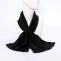 Bufanda gruesa de felpa negra para invierno presentada en un maniquí - Negro
