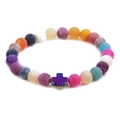 Bracciale di perle di agata colorata con ciondolo a croce in metallo su fondo bianco - Croce Colorata