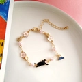 Dettaglio di ciondoli gatto giapponese e monte Fuji con fiori di ciliegio su bracciale - Bracciale Gatto Nero / Nero